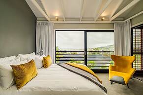 Spacious Apartment With Pool in Camps Bay