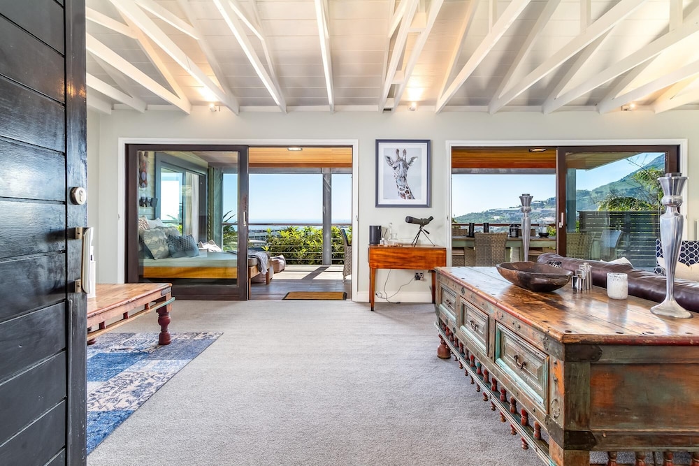 Spacious Apartment With Pool in Camps Bay