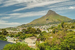 Spacious Apartment With Pool in Camps Bay