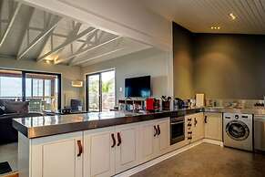 Spacious Apartment With Pool in Camps Bay