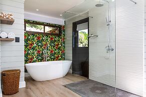 Spacious Apartment With Pool in Camps Bay