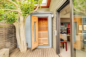 Spacious Apartment With Pool in Camps Bay