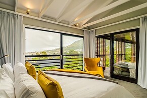 Spacious Apartment With Pool in Camps Bay