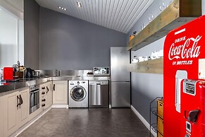 Spacious Apartment With Pool in Camps Bay