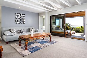 Spacious Apartment With Pool in Camps Bay