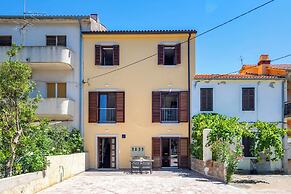 Seafront Apartment Nana
