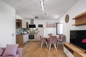 Seafront Apartment Nana