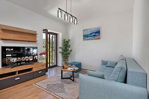 Seafront Apartment Nana