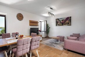 Seafront Apartment Nana