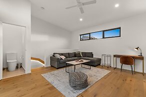 StayCentral Brunswick Central Townhouse