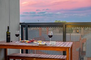 StayCentral Brunswick Central Townhouse