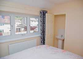 2bed House- Dudley-garden-wifi-tv