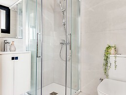 Sanders Premier - Nice 2 bdr apt With Balcony