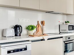 Sanders Premier - Nice 2 bdr apt With Balcony