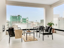 Sanders Premier - Nice 2 bdr apt With Balcony