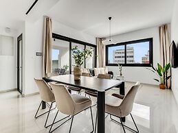 Sanders Premier - Nice 2 bdr apt With Balcony