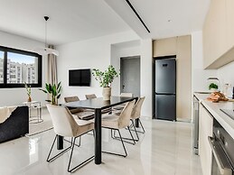 Sanders Premier - Nice 2 bdr apt With Balcony