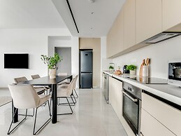 Sanders Premier - Nice 2 bdr apt With Balcony