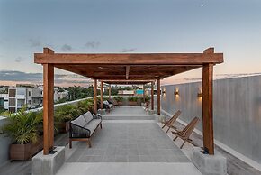 Unbeatable Located 2 Br Apt With Amazing Natural Lig