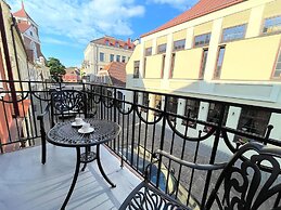 Picturesque Old Town Apartment With Balcony