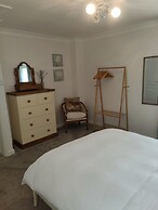 Split Level Bungalow - Sleeps4 - Close to Walks