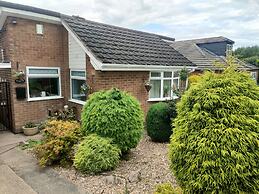 Split Level Bungalow - Sleeps4 - Close to Walks