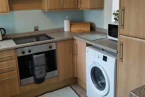Split Level Bungalow - Sleeps4 - Close to Walks