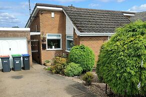 Split Level Bungalow - Sleeps4 - Close to Walks