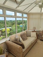 Split Level Bungalow - Sleeps4 - Close to Walks
