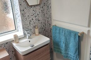 Split Level Bungalow - Sleeps4 - Close to Walks