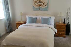 Split Level Bungalow - Sleeps4 - Close to Walks