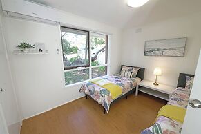 Melbourne 4BRM Staycation Parkside