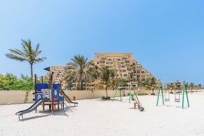 Amazing Stay With Beach Access & Balcony -rak