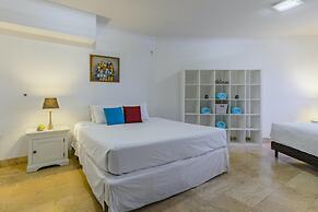 4BR 3BA w Pool Sleeps 10 200m From Eagle Beach