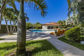 4BR 3BA w Pool Sleeps 10 200m From Eagle Beach