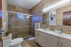 4BR 3BA w Pool Sleeps 10 200m From Eagle Beach