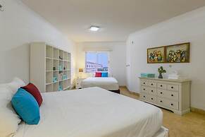 4BR 3BA w Pool Sleeps 10 200m From Eagle Beach