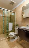 Top Floor Corner Condo w Amazing Views 2BR 3BA
