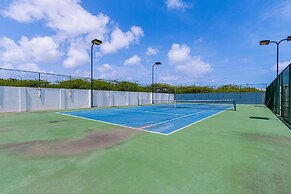 Top Floor Corner Condo w Amazing Views 2BR 3BA