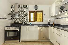 Breathtaking Views 2br3ba Private Pool Large Space