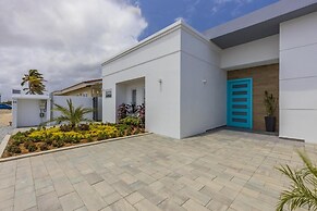 Luxurious Oasis Mins to Beach King Beds Pool