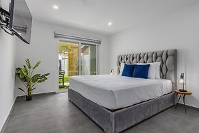 Luxurious Oasis Mins to Beach King Beds Pool