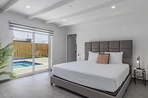 Luxurious Oasis Mins to Beach King Beds Pool