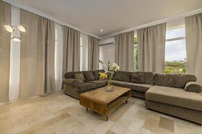 - Large Private Pool With Outdoor Dining - Centrally Located in the Is