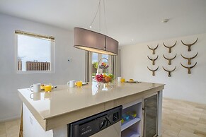 - Large Private Pool With Outdoor Dining - Centrally Located in the Is