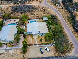 - Large Private Pool With Outdoor Dining - Centrally Located in the Is