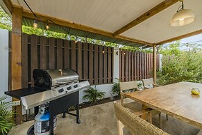 - Large Private Pool With Outdoor Dining - Centrally Located in the Is