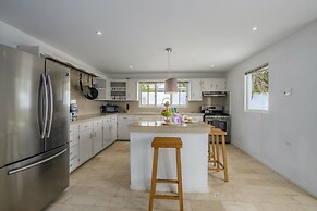 - Large Private Pool With Outdoor Dining - Centrally Located in the Is
