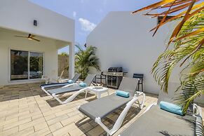 NEW Modern 4BR 4 5BA w Pool Outdoor Dining