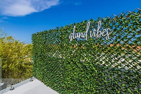 Unique Modern 4BR w Large Private Pool Mini Golf